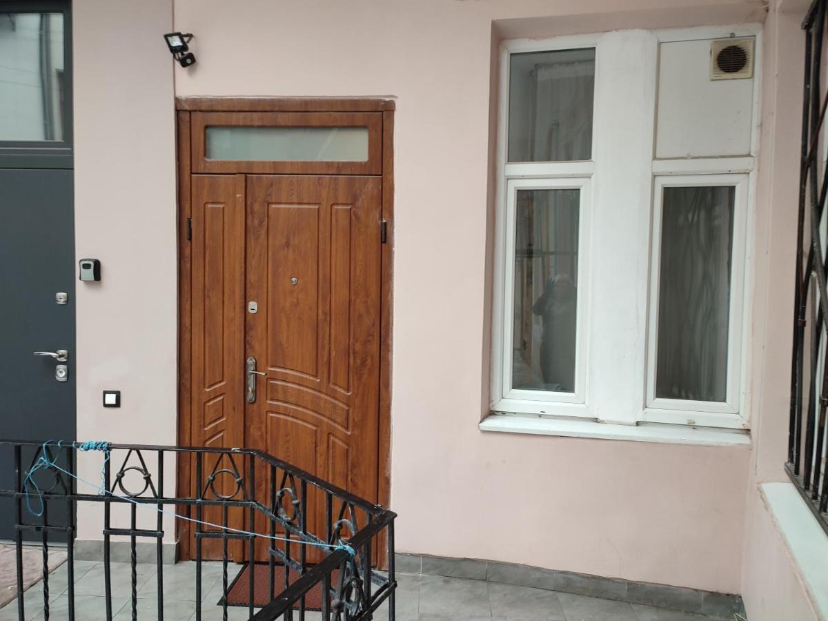 Апартаменти Трехкімнатні В Самому Центрі Для 6-Х Lviv Exterior foto